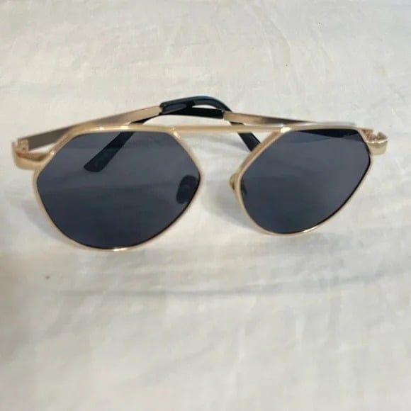 Sloane | Men | Sunglasses | Isak in Gold/Black | Preloved - Picture 4 of 7